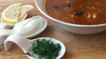 А у нас традиция, если попадаем в город, впервые, идем в заведение и заказываем солянку.Это кулинарное чудо подают везде! У нас уже рейтинг есть.Самой вкусной признана солянка г.Иваново, кафе "Сезоны".