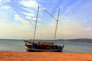 Красавцы!  фото двухмачтовой яхты выброшенной штормом в Геленджике, пообщался с матросом, оказалась немецкая 30 годов, забранная у Германии в 45