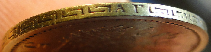 Вообще-то, гурт сложнее всего подделать. Китайцы до сих пор на гурте палятся.
На билонах всегда гурт был ребристый. На золотых 5 рублях тоже был орнамент.