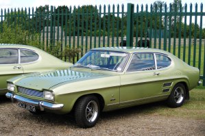 На фото №2 Ford Capry
