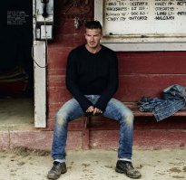 Не специалист, просто слежу за своим внешним видом и ношу, то что комфортно сидит.

И что постыдного? Все эти люди гомосеки?)