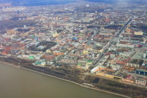 справа внизу бывшее ВКИУ (уничтожено либерастами),.. слева вверху виден трамплин, а далее "садовый"..
