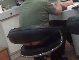 Такие девайсы появляются как раз как вынужденная мера. Выбор футболки теперь происходит по принципу ее длины. Нормальные штаны с нормальной талией не найти.

Чтобы горел в аду тот дебил, который придумал низкую талию на брюках для мужиков.

Сидишь такой на паре, а там вот это: