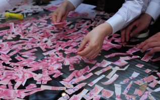 "На днях у национального банка Китая стоял молодой мужчина с пакетом в руках и ждал открытия филиала.
Так как молодой человек топтался с утра под дверьми, то его и приняли первым.
На стол заведующего банком была вывалена целая куча мелко шинкованных купюр в капусту на сумму около 50 000 тысяч юань.
По объяснению посетителя, его жена в порыве припадка разорвала найденную ей заначку, которую он собирал ей на лечение, на мелкие кусочки.
И теперь согласно закону, он хотел бы обменять порванные купюры на новые.
Служащие банка не смогли отказать посетителю, в столь щепетильном вопросе, но чтоб произошел обмен пострадавших банкнот на целые, надо установить их подлинность, путем составления кусочков воедино.
Шесть часов понадобилось сотрудникам банка, чтоб собрать только одну 100 юаневскую банкноту.
Глядя на это шеф отдела заявил, что подлинность купюр банк установить не в состоянии и помочь в данной ситуации клиенту не может.
Если он только сам не соберет купюры воедино и предъявит в отделения банка для обмена.
На чём расстроенный парень сгреб все свои обрывки в кулек и отправился восвояси."