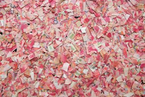 "На днях у национального банка Китая стоял молодой мужчина с пакетом в руках и ждал открытия филиала.
Так как молодой человек топтался с утра под дверьми, то его и приняли первым.
На стол заведующего банком была вывалена целая куча мелко шинкованных купюр в капусту на сумму около 50 000 тысяч юань.
По объяснению посетителя, его жена в порыве припадка разорвала найденную ей заначку, которую он собирал ей на лечение, на мелкие кусочки.
И теперь согласно закону, он хотел бы обменять порванные купюры на новые.
Служащие банка не смогли отказать посетителю, в столь щепетильном вопросе, но чтоб произошел обмен пострадавших банкнот на целые, надо установить их подлинность, путем составления кусочков воедино.
Шесть часов понадобилось сотрудникам банка, чтоб собрать только одну 100 юаневскую банкноту.
Глядя на это шеф отдела заявил, что подлинность купюр банк установить не в состоянии и помочь в данной ситуации клиенту не может.
Если он только сам не соберет купюры воедино и предъявит в отделения банка для обмена.
На чём расстроенный парень сгреб все свои обрывки в кулек и отправился восвояси."