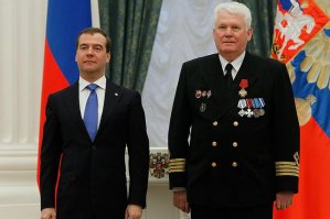 Ну это звание дискредитировали и в СССР. Например Леваневский никогда не спасал Челюскинцев. Куда и когда он возил врача история расплывчатая. (Врач тогда тоже герой). Ну и в продолжение историй полярников. Антохин Геннадий Иванович -капитан ледокола " Владивосток" В 1985г в возрасте 36 лет достал затертый во льдах Антарктиды т/х "Михаил Сомов". Почти все спасенные получили ордена, в том числе Чилингаров Героя. Антохин на тот момент не получил ничего.