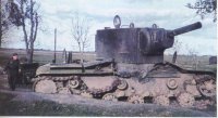 С 1 июля 1941 года 3-я танковая дивизия 1-го механизированного корпуса (до расформирования корпуса 17.08.1941) вела бой за город Остров Псковской области.

КВ-2 №Б-4754, подбитый в бою за город Остров 

Танк КВ-2 из состава 6-го танкового полка 3-й танковой дивизии 1-го механизированного корпуса, подбитый в бою за город Остров 5 июля 1941 года. На броне следы от многочисленных попаданий, правый борт разворочен крупнокалиберным снарядом, ствол орудия пробит.









Серийный номер машины Б-4754. В сохранившихся актах на списание о танке КВ-2 №4754 говорилось следующее: «Танк был подбит – перебита гусеница, которая свалилась. Снарядом пробита боковая бронь трансмиссии и повреждены тяги управления и бортовые фрикционы, движение танка было невозможно. Так как подбитые и горевшие танки забили проездную часть моста, отход был невозможен ввиду подбитого управления танка и свалившийся гусеницы, и танку не было возможности развернуться. Командир батальона дал приказание выйти из танка, а сам остался в машине для выведения танка из строя. Дальнейшая судьба капитана Русанова до сих пор не известна, остальной экипаж вернулся в часть. Поле боя немедленно было занято противником и эвакуация оставшейся машины с поля боя стала невозможна.» 

Экипаж: 
— командир машины капитан Русанов; 
— механик-водитель Живоглядов; 
— командир орудия Осипов; 
— радист Волчков; 
— Заряжающий Ханцевич. 

По данным ОБД «Мемориал», капитан Иван Иванович Русанов из 6-го танкового полка погиб 5 июля 1941 года. С большой долей вероятности погибший танкист на броне танка есть И.И. Русанов.







В бою у города Остров участвовали 5-й и 6-й танковые полки 3-й танковой дивизии 1-го механизированного корпуса.

Потери с вечера 4 июля и за день 5 июля:

5-й ТП потерял 31 танк:

БТ-7 – 7 шт.
Т-28 – 3 шт.
Т-26 – 6 шт.
ХТ-26 – 5 шт. (огнемётный)
ХТ-130 – 3 шт. (огнемётный)
ХТ-133 – 7 шт. (огнемётный)

6-й ТП потерял 55 танков:

КВ с 152-мм пушкой – 3 шт.
КВ с 76-мм пушкой – 5 шт.
БТ-7 – 29 шт. (из них 8 радийных)
Т-28 – 4 шт.
Т-26 – 4 шт.
ХТ-26 – 9 шт. (огнемётный).
ХТ-133 – 1шт. (огнемётный)