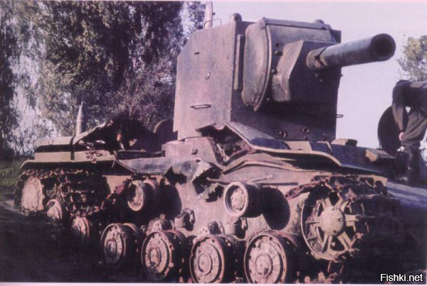 С 1 июля 1941 года 3-я танковая дивизия 1-го механизированного корпуса (до расформирования корпуса 17.08.1941) вела бой за город Остров Псковской области.

КВ-2 №Б-4754, подбитый в бою за город Остров 

Танк КВ-2 из состава 6-го танкового полка 3-й танковой дивизии 1-го механизированного корпуса, подбитый в бою за город Остров 5 июля 1941 года. На броне следы от многочисленных попаданий, правый борт разворочен крупнокалиберным снарядом, ствол орудия пробит.









Серийный номер машины Б-4754. В сохранившихся актах на списание о танке КВ-2 №4754 говорилось следующее: «Танк был подбит – перебита гусеница, которая свалилась. Снарядом пробита боковая бронь трансмиссии и повреждены тяги управления и бортовые фрикционы, движение танка было невозможно. Так как подбитые и горевшие танки забили проездную часть моста, отход был невозможен ввиду подбитого управления танка и свалившийся гусеницы, и танку не было возможности развернуться. Командир батальона дал приказание выйти из танка, а сам остался в машине для выведения танка из строя. Дальнейшая судьба капитана Русанова до сих пор не известна, остальной экипаж вернулся в часть. Поле боя немедленно было занято противником и эвакуация оставшейся машины с поля боя стала невозможна.» 

Экипаж: 
— командир машины капитан Русанов; 
— механик-водитель Живоглядов; 
— командир орудия Осипов; 
— радист Волчков; 
— Заряжающий Ханцевич. 

По данным ОБД «Мемориал», капитан Иван Иванович Русанов из 6-го танкового полка погиб 5 июля 1941 года. С большой долей вероятности погибший танкист на броне танка есть И.И. Русанов.







В бою у города Остров участвовали 5-й и 6-й танковые полки 3-й танковой дивизии 1-го механизированного корпуса.

Потери с вечера 4 июля и за день 5 июля:

5-й ТП потерял 31 танк:

БТ-7 – 7 шт.
Т-28 – 3 шт.
Т-26 – 6 шт.
ХТ-26 – 5 шт. (огнемётный)
ХТ-130 – 3 шт. (огнемётный)
ХТ-133 – 7 шт. (огнемётный)

6-й ТП потерял 55 танков:

КВ с 152-мм пушкой – 3 шт.
КВ с 76-мм пушкой – 5 шт.
БТ-7 – 29 шт. (из них 8 радийных)
Т-28 – 4 шт.
Т-26 – 4 шт.
ХТ-26 – 9 шт. (огнемётный).
ХТ-133 – 1шт. (огнемётный)