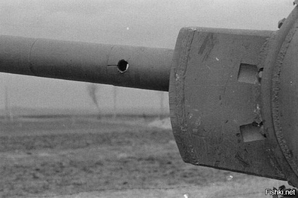 С 1 июля 1941 года 3-я танковая дивизия 1-го механизированного корпуса (до расформирования корпуса 17.08.1941) вела бой за город Остров Псковской области.

КВ-2 №Б-4754, подбитый в бою за город Остров 

Танк КВ-2 из состава 6-го танкового полка 3-й танковой дивизии 1-го механизированного корпуса, подбитый в бою за город Остров 5 июля 1941 года. На броне следы от многочисленных попаданий, правый борт разворочен крупнокалиберным снарядом, ствол орудия пробит.









Серийный номер машины Б-4754. В сохранившихся актах на списание о танке КВ-2 №4754 говорилось следующее: «Танк был подбит – перебита гусеница, которая свалилась. Снарядом пробита боковая бронь трансмиссии и повреждены тяги управления и бортовые фрикционы, движение танка было невозможно. Так как подбитые и горевшие танки забили проездную часть моста, отход был невозможен ввиду подбитого управления танка и свалившийся гусеницы, и танку не было возможности развернуться. Командир батальона дал приказание выйти из танка, а сам остался в машине для выведения танка из строя. Дальнейшая судьба капитана Русанова до сих пор не известна, остальной экипаж вернулся в часть. Поле боя немедленно было занято противником и эвакуация оставшейся машины с поля боя стала невозможна.» 

Экипаж: 
— командир машины капитан Русанов; 
— механик-водитель Живоглядов; 
— командир орудия Осипов; 
— радист Волчков; 
— Заряжающий Ханцевич. 

По данным ОБД «Мемориал», капитан Иван Иванович Русанов из 6-го танкового полка погиб 5 июля 1941 года. С большой долей вероятности погибший танкист на броне танка есть И.И. Русанов.







В бою у города Остров участвовали 5-й и 6-й танковые полки 3-й танковой дивизии 1-го механизированного корпуса.

Потери с вечера 4 июля и за день 5 июля:

5-й ТП потерял 31 танк:

БТ-7 – 7 шт.
Т-28 – 3 шт.
Т-26 – 6 шт.
ХТ-26 – 5 шт. (огнемётный)
ХТ-130 – 3 шт. (огнемётный)
ХТ-133 – 7 шт. (огнемётный)

6-й ТП потерял 55 танков:

КВ с 152-мм пушкой – 3 шт.
КВ с 76-мм пушкой – 5 шт.
БТ-7 – 29 шт. (из них 8 радийных)
Т-28 – 4 шт.
Т-26 – 4 шт.
ХТ-26 – 9 шт. (огнемётный).
ХТ-133 – 1шт. (огнемётный)