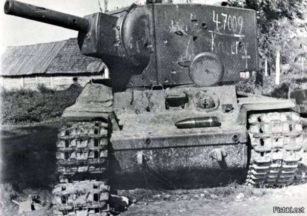 С 1 июля 1941 года 3-я танковая дивизия 1-го механизированного корпуса (до расформирования корпуса 17.08.1941) вела бой за город Остров Псковской области.

КВ-2 №Б-4754, подбитый в бою за город Остров 

Танк КВ-2 из состава 6-го танкового полка 3-й танковой дивизии 1-го механизированного корпуса, подбитый в бою за город Остров 5 июля 1941 года. На броне следы от многочисленных попаданий, правый борт разворочен крупнокалиберным снарядом, ствол орудия пробит.









Серийный номер машины Б-4754. В сохранившихся актах на списание о танке КВ-2 №4754 говорилось следующее: «Танк был подбит – перебита гусеница, которая свалилась. Снарядом пробита боковая бронь трансмиссии и повреждены тяги управления и бортовые фрикционы, движение танка было невозможно. Так как подбитые и горевшие танки забили проездную часть моста, отход был невозможен ввиду подбитого управления танка и свалившийся гусеницы, и танку не было возможности развернуться. Командир батальона дал приказание выйти из танка, а сам остался в машине для выведения танка из строя. Дальнейшая судьба капитана Русанова до сих пор не известна, остальной экипаж вернулся в часть. Поле боя немедленно было занято противником и эвакуация оставшейся машины с поля боя стала невозможна.» 

Экипаж: 
— командир машины капитан Русанов; 
— механик-водитель Живоглядов; 
— командир орудия Осипов; 
— радист Волчков; 
— Заряжающий Ханцевич. 

По данным ОБД «Мемориал», капитан Иван Иванович Русанов из 6-го танкового полка погиб 5 июля 1941 года. С большой долей вероятности погибший танкист на броне танка есть И.И. Русанов.







В бою у города Остров участвовали 5-й и 6-й танковые полки 3-й танковой дивизии 1-го механизированного корпуса.

Потери с вечера 4 июля и за день 5 июля:

5-й ТП потерял 31 танк:

БТ-7 – 7 шт.
Т-28 – 3 шт.
Т-26 – 6 шт.
ХТ-26 – 5 шт. (огнемётный)
ХТ-130 – 3 шт. (огнемётный)
ХТ-133 – 7 шт. (огнемётный)

6-й ТП потерял 55 танков:

КВ с 152-мм пушкой – 3 шт.
КВ с 76-мм пушкой – 5 шт.
БТ-7 – 29 шт. (из них 8 радийных)
Т-28 – 4 шт.
Т-26 – 4 шт.
ХТ-26 – 9 шт. (огнемётный).
ХТ-133 – 1шт. (огнемётный)