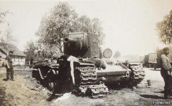 С 1 июля 1941 года 3-я танковая дивизия 1-го механизированного корпуса (до расформирования корпуса 17.08.1941) вела бой за город Остров Псковской области.

КВ-2 №Б-4754, подбитый в бою за город Остров 

Танк КВ-2 из состава 6-го танкового полка 3-й танковой дивизии 1-го механизированного корпуса, подбитый в бою за город Остров 5 июля 1941 года. На броне следы от многочисленных попаданий, правый борт разворочен крупнокалиберным снарядом, ствол орудия пробит.









Серийный номер машины Б-4754. В сохранившихся актах на списание о танке КВ-2 №4754 говорилось следующее: «Танк был подбит – перебита гусеница, которая свалилась. Снарядом пробита боковая бронь трансмиссии и повреждены тяги управления и бортовые фрикционы, движение танка было невозможно. Так как подбитые и горевшие танки забили проездную часть моста, отход был невозможен ввиду подбитого управления танка и свалившийся гусеницы, и танку не было возможности развернуться. Командир батальона дал приказание выйти из танка, а сам остался в машине для выведения танка из строя. Дальнейшая судьба капитана Русанова до сих пор не известна, остальной экипаж вернулся в часть. Поле боя немедленно было занято противником и эвакуация оставшейся машины с поля боя стала невозможна.» 

Экипаж: 
— командир машины капитан Русанов; 
— механик-водитель Живоглядов; 
— командир орудия Осипов; 
— радист Волчков; 
— Заряжающий Ханцевич. 

По данным ОБД «Мемориал», капитан Иван Иванович Русанов из 6-го танкового полка погиб 5 июля 1941 года. С большой долей вероятности погибший танкист на броне танка есть И.И. Русанов.







В бою у города Остров участвовали 5-й и 6-й танковые полки 3-й танковой дивизии 1-го механизированного корпуса.

Потери с вечера 4 июля и за день 5 июля:

5-й ТП потерял 31 танк:

БТ-7 – 7 шт.
Т-28 – 3 шт.
Т-26 – 6 шт.
ХТ-26 – 5 шт. (огнемётный)
ХТ-130 – 3 шт. (огнемётный)
ХТ-133 – 7 шт. (огнемётный)

6-й ТП потерял 55 танков:

КВ с 152-мм пушкой – 3 шт.
КВ с 76-мм пушкой – 5 шт.
БТ-7 – 29 шт. (из них 8 радийных)
Т-28 – 4 шт.
Т-26 – 4 шт.
ХТ-26 – 9 шт. (огнемётный).
ХТ-133 – 1шт. (огнемётный)
