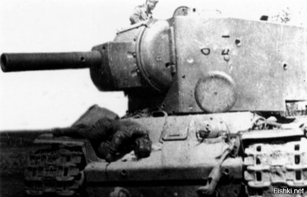 С 1 июля 1941 года 3-я танковая дивизия 1-го механизированного корпуса (до расформирования корпуса 17.08.1941) вела бой за город Остров Псковской области.

КВ-2 №Б-4754, подбитый в бою за город Остров 

Танк КВ-2 из состава 6-го танкового полка 3-й танковой дивизии 1-го механизированного корпуса, подбитый в бою за город Остров 5 июля 1941 года. На броне следы от многочисленных попаданий, правый борт разворочен крупнокалиберным снарядом, ствол орудия пробит.









Серийный номер машины Б-4754. В сохранившихся актах на списание о танке КВ-2 №4754 говорилось следующее: «Танк был подбит – перебита гусеница, которая свалилась. Снарядом пробита боковая бронь трансмиссии и повреждены тяги управления и бортовые фрикционы, движение танка было невозможно. Так как подбитые и горевшие танки забили проездную часть моста, отход был невозможен ввиду подбитого управления танка и свалившийся гусеницы, и танку не было возможности развернуться. Командир батальона дал приказание выйти из танка, а сам остался в машине для выведения танка из строя. Дальнейшая судьба капитана Русанова до сих пор не известна, остальной экипаж вернулся в часть. Поле боя немедленно было занято противником и эвакуация оставшейся машины с поля боя стала невозможна.» 

Экипаж: 
— командир машины капитан Русанов; 
— механик-водитель Живоглядов; 
— командир орудия Осипов; 
— радист Волчков; 
— Заряжающий Ханцевич. 

По данным ОБД «Мемориал», капитан Иван Иванович Русанов из 6-го танкового полка погиб 5 июля 1941 года. С большой долей вероятности погибший танкист на броне танка есть И.И. Русанов.







В бою у города Остров участвовали 5-й и 6-й танковые полки 3-й танковой дивизии 1-го механизированного корпуса.

Потери с вечера 4 июля и за день 5 июля:

5-й ТП потерял 31 танк:

БТ-7 – 7 шт.
Т-28 – 3 шт.
Т-26 – 6 шт.
ХТ-26 – 5 шт. (огнемётный)
ХТ-130 – 3 шт. (огнемётный)
ХТ-133 – 7 шт. (огнемётный)

6-й ТП потерял 55 танков:

КВ с 152-мм пушкой – 3 шт.
КВ с 76-мм пушкой – 5 шт.
БТ-7 – 29 шт. (из них 8 радийных)
Т-28 – 4 шт.
Т-26 – 4 шт.
ХТ-26 – 9 шт. (огнемётный).
ХТ-133 – 1шт. (огнемётный)