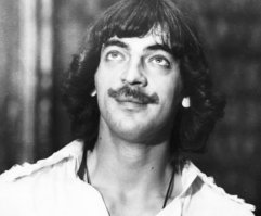 Как же я стара))) ибо помню очень много образов Боярского без шляпы)