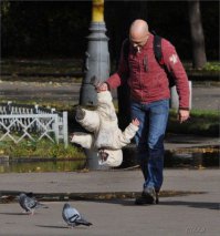Здесь-то что не так?)) Дети прутся, когда их папки так таскают))))