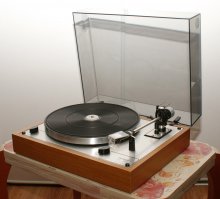 Винила скоро будет продаваться больше, чем CD. А вот на старую технику зря наехали! Конечно, дешёвые аппараты с пьезоэлектрическими звукоснимателями никуда не годятся, только пластинки портить, а вот HI FI аппаратура, за исключением совсем уж бюджетных моделей, вполне может ещё послужить, особенно если приложить руки. 
Вот, например, пара моих последних работ:)
А современные виниловые вертушки или баснословно дороги, или полное Г.