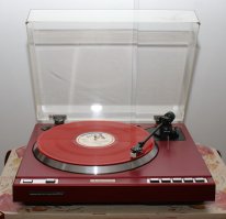 Винила скоро будет продаваться больше, чем CD. А вот на старую технику зря наехали! Конечно, дешёвые аппараты с пьезоэлектрическими звукоснимателями никуда не годятся, только пластинки портить, а вот HI FI аппаратура, за исключением совсем уж бюджетных моделей, вполне может ещё послужить, особенно если приложить руки. 
Вот, например, пара моих последних работ:)
А современные виниловые вертушки или баснословно дороги, или полное Г.