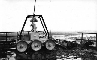 Вы наверное далеки от темы, раз пишите что дальше работы проводились роботами по телеметрии. Посмотрите документальную хронику и прочтите доклад Легасова - роботы сходили с ума и были слишком неповоротливыми и слабыми для таких работ, от сего на крышу запускали людей в защите "биороботы", а вокруг катались на бронированных машинах, которые дополнительно обвешивали листами защиты. Дело в том что в высоки полях радиации электронные компоненты быстро деградировали, фактически микросхемы меняли свои физические свойства и рассыпались, оптика темнела и после короткого времени эксплуатации робот становился мёртвым хламом.