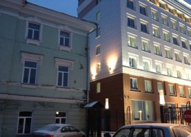 Угадайте по картинке, где суд, а где поликлиника (в центре Томска)