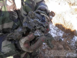 Еще одно имя вернулось из забвения 



В Тверской области поисковики подняли останки пилота ИЛ-2, погибшего в воздушном бою 2 августа 1942 года
 
26 Февраля 2016 15:57
Автор:  TIA 
Фоторепортаж
20 февраля поисковики отряда «Звезда» из Зубцовского района, а также московских «Надежды» и «Катюши» обнаружили и подняли останки пилота ИЛ-2 Александра Маркова на месте падения самолёта между сёлами Новое и Васильевское под Зубцовом. Этим удалось поставить точку в истории, которая растянулась почти на 30 лет, рассказал ТИА руководитель «Звезды» Владимир Стрельников.

О местонахождении самолета местным поисковикам было известно давно: еще в 1989 году местные жители пытались вытащить его, зацепив тросом за хвост. Однако хвост оторвался, тогда и стало понятно, что это одноместный, ранней модификации ИЛ-2.

Местный житель Яков Прибылов рассказывал молодёжи о подробностях воздушного боя 2 августа 1942 года, свидетелем которого он стал подростком. Дымящийся советский самолет с красными звездами на крыльях на бреющем полете летел вдоль реки Держа, его преследовал немецкий ас. Пролетев над деревней Александровка, ИЛ-2 пытался пересечь линию фронта, но упал на вражеском берегу.

В 1992 году первые местные поисковики попытались поднять останки летчика, но этого им сделать не удалось. Тем не менее, они нашли личные вещи пилота: оплавленный планшет, фрагменты обгоревшей одежды и парашюта. В документах лётчика была указана фамилия Марков. На место выезжали представители военкомата и забрали находки, с тех пор их никто не видел. Следующая попытка состоялась уже в 2004 году: тогда поисковые отряды «Звезда» и «След Пантеры» обнаружили двигатель и редуктор с лопастями пропеллера, но вновь не смогли обнаружить лётчика.

Летом 2015 года на месте падения самолета работали отряды «Звезда» и «Надежда». По отдельным деталям самолета установили его номер, а по результатам работы в архиве узнали, что сбитый в Зубцовском районе Тверской области в августе 1942 года ИЛ-2 участвовал в Погорело-Городищенской операции в составе Первой воздушной армии 565 штурмового авиаполка 224 штурмовой авиадивизии.  

Руководителю «Надежды» Сергею Каткову удалось найти информацию и о пилоте: лейтенант Александр Иванович Марков, 1919 года рождения, окончил Ивановскую летную школу, в 1938 году призван в ряды Красной Армии из города Чкалов. Был командиром звена штурмовиков, в начале войны получил ранение в руку и ногу, но снова встал в строй. И в апреле 1942 года был представлен к ордену Красной Звезды за уничтожение 120 пехотинцев врага, 22 автомашин, 100 всадников и склада горючего. 23 апреля 1942 года награжден орденом Красного Знамени.
20 февраля 2016 года, во время пятой экспедиции, поисковики, наконец, подняли останки лётчика. Нашлись и родственники лейтенанта Маркова - с помощью журналиста Ирины из города Иваново: оказалось, лётчика искали всё это время, и ещё четыре года назад была жива его жена. Поженились они 1 апреля 1941 года. И счастливого времени у них оставалось лишь три месяца. Говорят, она любила его всю жизнь.