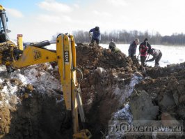 Еще одно имя вернулось из забвения 



В Тверской области поисковики подняли останки пилота ИЛ-2, погибшего в воздушном бою 2 августа 1942 года
 
26 Февраля 2016 15:57
Автор:  TIA 
Фоторепортаж
20 февраля поисковики отряда «Звезда» из Зубцовского района, а также московских «Надежды» и «Катюши» обнаружили и подняли останки пилота ИЛ-2 Александра Маркова на месте падения самолёта между сёлами Новое и Васильевское под Зубцовом. Этим удалось поставить точку в истории, которая растянулась почти на 30 лет, рассказал ТИА руководитель «Звезды» Владимир Стрельников.

О местонахождении самолета местным поисковикам было известно давно: еще в 1989 году местные жители пытались вытащить его, зацепив тросом за хвост. Однако хвост оторвался, тогда и стало понятно, что это одноместный, ранней модификации ИЛ-2.

Местный житель Яков Прибылов рассказывал молодёжи о подробностях воздушного боя 2 августа 1942 года, свидетелем которого он стал подростком. Дымящийся советский самолет с красными звездами на крыльях на бреющем полете летел вдоль реки Держа, его преследовал немецкий ас. Пролетев над деревней Александровка, ИЛ-2 пытался пересечь линию фронта, но упал на вражеском берегу.

В 1992 году первые местные поисковики попытались поднять останки летчика, но этого им сделать не удалось. Тем не менее, они нашли личные вещи пилота: оплавленный планшет, фрагменты обгоревшей одежды и парашюта. В документах лётчика была указана фамилия Марков. На место выезжали представители военкомата и забрали находки, с тех пор их никто не видел. Следующая попытка состоялась уже в 2004 году: тогда поисковые отряды «Звезда» и «След Пантеры» обнаружили двигатель и редуктор с лопастями пропеллера, но вновь не смогли обнаружить лётчика.

Летом 2015 года на месте падения самолета работали отряды «Звезда» и «Надежда». По отдельным деталям самолета установили его номер, а по результатам работы в архиве узнали, что сбитый в Зубцовском районе Тверской области в августе 1942 года ИЛ-2 участвовал в Погорело-Городищенской операции в составе Первой воздушной армии 565 штурмового авиаполка 224 штурмовой авиадивизии.  

Руководителю «Надежды» Сергею Каткову удалось найти информацию и о пилоте: лейтенант Александр Иванович Марков, 1919 года рождения, окончил Ивановскую летную школу, в 1938 году призван в ряды Красной Армии из города Чкалов. Был командиром звена штурмовиков, в начале войны получил ранение в руку и ногу, но снова встал в строй. И в апреле 1942 года был представлен к ордену Красной Звезды за уничтожение 120 пехотинцев врага, 22 автомашин, 100 всадников и склада горючего. 23 апреля 1942 года награжден орденом Красного Знамени.
20 февраля 2016 года, во время пятой экспедиции, поисковики, наконец, подняли останки лётчика. Нашлись и родственники лейтенанта Маркова - с помощью журналиста Ирины из города Иваново: оказалось, лётчика искали всё это время, и ещё четыре года назад была жива его жена. Поженились они 1 апреля 1941 года. И счастливого времени у них оставалось лишь три месяца. Говорят, она любила его всю жизнь.