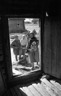 Советские солдаты помогают беженцам возвратиться в свою избу. Оригинальное название: "Снова в родной дом". Смоленщина 1943 год.