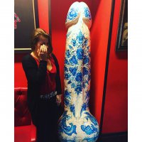 Член,расписанный под гжель, 
Одинокий член, 
Даже в лютую метель 
Музой вдохновлен!

Он на выставке в Москве 
Точку Джи хранит, 
Он родился в голове, 
А головка спит!

Посмотрите как прогресс 
Вынес мозг в штаны! 
Неподдельный интерес, 
Голубые сны... 

И нисходит в нас душа, 
Падая в трусы, 
Жизнь уходит не спеша, 
Тикают часы... 

Душит горло дикий смех, 
До потери сил, 
В деле главное - успех, 
Был успех да сплыл!.. 

Только члены у ворот 
Ждут своих зарплат, 
Открывайте шире рот, 
Вазилиньте зад!!!