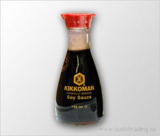 Для этого на каждом столе стоит такая бутылка с двумя отверстиями, если одно отверстие закрыть пальцем то из второго можно по капельке накапать соус прямо в середину рола