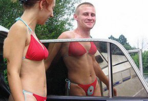 никак не могу понять, что у нее с рукой?