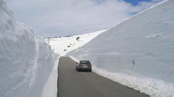 Как со снегом на дорогах борются у нас и в других странах