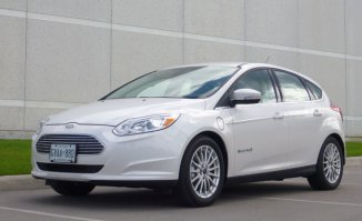 Такие экземпляры как Порше, Мерседес и прочие дорогие игрушки существуют в единичных образцах и возятся в основном на разные автошоу и выставки.
В то время как бюджетные Ниссан Леаф, Смарт, ФордФокус, Шевроле Вольт выпускаются серийно и доступны обычным покупателям.

Форд Фокус Элекрик