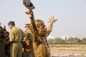 "а сама пуля, третья, была найдена в выгребной яме." Кто и как искал?