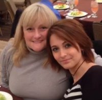 Задрало ,по этому ещё раз повторюсь :
 Мать Майкла носит в себе три гена - Белый ,негроидный ,азиатский( разрез глаз она унаследовала от дедушки китайца )  
Отец Майкла носит в себе гены: двух белых ,негров ,индейца ( у Джо самая светлая кожа в их семействе + у него серо-зелёные глаза )  

Дебби натуральная блондинка - как скандинавы . Ей даже красить брови в тёмный цвет приходилось  
А вот фото Перис с мамой Дебби  
А теперь скажите ,что мать и дочь не похожи ,Перис повезло не взять тяжёлый подбородок мамы .