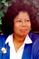 Задрало ,по этому ещё раз повторюсь :
 Мать Майкла носит в себе три гена - Белый ,негроидный ,азиатский( разрез глаз она унаследовала от дедушки китайца )  
Отец Майкла носит в себе гены: двух белых ,негров ,индейца ( у Джо самая светлая кожа в их семействе + у него серо-зелёные глаза )  

Дебби натуральная блондинка - как скандинавы . Ей даже красить брови в тёмный цвет приходилось  
А вот фото Перис с мамой Дебби  
А теперь скажите ,что мать и дочь не похожи ,Перис повезло не взять тяжёлый подбородок мамы .