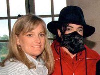 Задрало ,по этому ещё раз повторюсь :
 Мать Майкла носит в себе три гена - Белый ,негроидный ,азиатский( разрез глаз она унаследовала от дедушки китайца )  
Отец Майкла носит в себе гены: двух белых ,негров ,индейца ( у Джо самая светлая кожа в их семействе + у него серо-зелёные глаза )  

Дебби натуральная блондинка - как скандинавы . Ей даже красить брови в тёмный цвет приходилось  
А вот фото Перис с мамой Дебби  
А теперь скажите ,что мать и дочь не похожи ,Перис повезло не взять тяжёлый подбородок мамы .