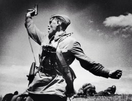 При виде этой фотки ( я думаю самая известная из всех ) вспомнилась одна история или читал где-то или кто-то рассказывал .....
  Мучился один солдат ( или офицер ) зубной болью , и вот как-то во время атаки вот так же встал с криком во весь рост и упал как подкошенный ... оказалось что шальная пуля пробила ему насквозь щёку и выбила ... именно больной зуб !! что было дальше с этим человеком история не гласит . Бывает же такое ))