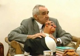 Сразу вспомнился конферансье Апломбов в исполнении З.Гердта.