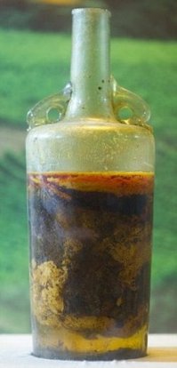 меня опередили выше  фото уже  есть. просто фото не то. пугать не хотел такой бурдой.
1650-летняя запечатанная воском и содержащая белую жидкость бутылка более столетия была в экспозиции Pfalz Historical Musuem.
Вино было найдено в 1867 году в могиле похороненного в 350 г. от Р.Х. возле города Speyer знатного римлянина. Капля оливкового масла и воск позволили вину остаться жидким.
