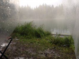 старался чтобы борта палатки не были видны. виден только полиэтилен