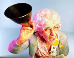 Девушка сделала себе забавную татуировку, чтобы показать, что она глуха на одно ухо