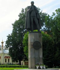 Герой, жалко мало полетал в Мировую. Чкалов кстати тоже из Нижнего.
Памятник Нестерову на родине  в Нижнем Новгороде: