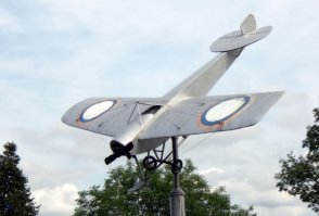 Фото макета его легендарного самолета в Нижнем Новгороде: