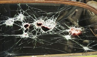 А если-бы этим придуркам попался полицейский с оружием и не оценил с ходу их "юмор", думаю им было бы не до смеха.