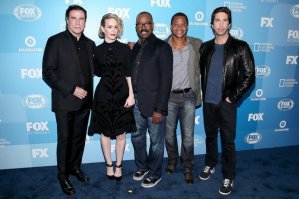 На общей фотке актёров сериала, он выглядит нормально. Так, что грим.