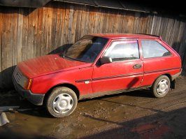 Учился в автошколе в 2000ом. Только сам стал зарабатывать. О переднеприводной даже не мечтал. Чуть не купил трешку. Классная машина, но днище все гнилое было. Купил Таврию (так и не владел заднеприводными...). За 150$. Тогда так все стоило! Всю до винтика разобрал и собрал. Жалко было продавать. Вот фото посте "рукожопства":
ЗЫ: Для хохлов и ватников, а не украинцев и патриотов. Весна, дачи. Дороги размыты. Сейчас там асфальт!