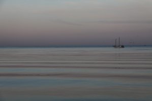 Мне вот эта фотография из Ялты очень нравится и она без фотошопа, но кажется необычной