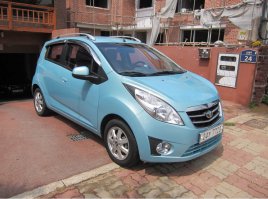 Пару лет назад контейнером с Кореи привозил такую жене.Тогда у нас в Волгограде их еще не было. В Корее она называется Дэу джаз. Машинка очень хорошая, но есть два минуса: первое - очень низка для наших Волгоградских колдобин, а второе то, что местная гопота при виде маленькой голубенькой машинки хамит на дороге. В итоге продали. На фото она еще в Корее.