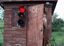 Когда горит жёлтый происходит слив, а вот когда мигает жёлтый это означает что туалет засорился и требуются работы по очистке