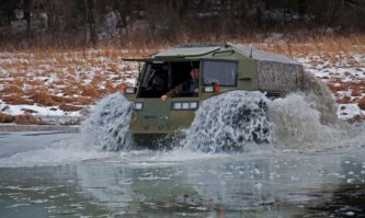 Ну так под российские авто, вроде этого, и делают дороги
 Комплектация «Стандарт» оценивается в 3,85 млн рублей, а «Кунг» — в 4 млн 100 тысяч рублей.