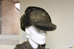 Про выживание вопрос спорный. Есть люди очень даже состоятельные, но при этом совершенно безвкусные и хаотичные. Я никогда не понимал, зачем прибивать вертушку калитки гвоздем 100-кой? =))) Человек который это делал, так же не смог мне объяснить это. У него простейшие ассоциации - Большой, значит крепкий. То что гвоздь вышел через доски на почтительное расстояние, которое потребовало его сгибание его не смущало, как и не смущало, что выглядит это убого и коряво и т.п. При этом тот же финн, 100 раз отмерит, подумает как это будет работать зимой или в жару, будет ли это на дожде ржаветь и сколько прослужит, а так же чтобы это радовало глаз и было экологично.. Да это займет время, но после этого он сделает практически идеальную вещь. Я когда строил себе дом, многие вещи меня просто вымораживали, так как я понимал, что с таким отношением людей к работе и материалам, они делают брак, который самим же придется переделывать. и мне стоило огромнейших усилий заставлять их соблюдать ГОСТы, СНиПы и т.п., что вызывало у них раздражение, злобу и желание напакостить мне. Что касается пресловутых ушанок, они были гармоничны в Советское время, как мне кажется. Когда я вижу одно ухо на другом, форма такой шапки создает какой-то несуразно-придурковатый вид солдата, который вызывает не здержанный смех.=)) особенно когда тощенькие солдаты бегут утром на завтрак. =))) Для примера, советская и российская. =)))