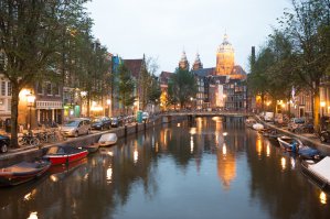 Вообще, не обработанный RAW снимок, это по сути не проявленная плёнка с прикрепленным ознакомительным JPG, который фотоаппарат сделал со своей логикой. Честно говоря, я крайне редко показываю сырцы кому-бы то ни было, потому что, часто снимаю изначально под последующую компенсацию, а выглядит это частенько как полностью запоротый кадр. Пример, ночной клуб, очень темно, мне важнее не смазать кадр, нежели пытаться вытащить его в нормальную экспозицию на месте. Я знаю, что диапазона у матрицы хватит вытащить почти чёрный кадр во вполне приемлемый и снимаю всё на грани контуров, которые вижу на превьюшке у фотоаппарата, но с выдержкой в 1\60. Но превьюшки конченные вообще в хлам, но именно их можно назвать не обработанными. В качестве примера приложу последнюю фотку из Амстердама.